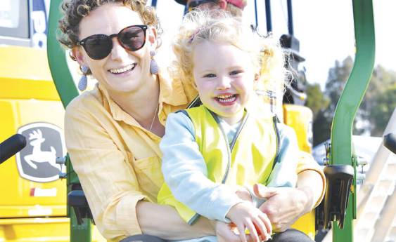 Thousands at field days